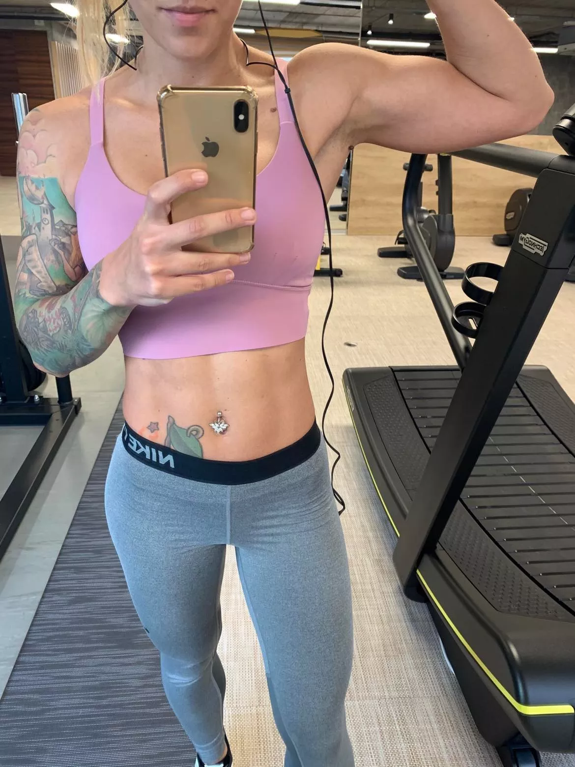 Pull ups and military presses are paying off! 😋