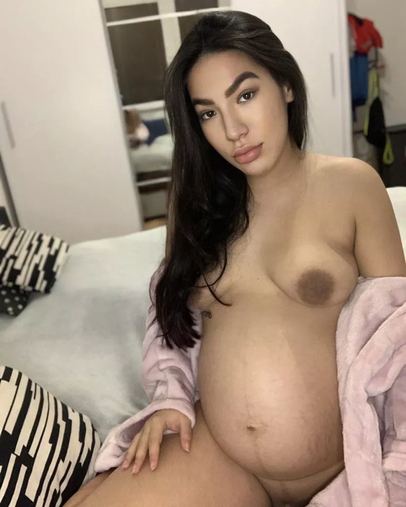 Say hi if you Wanna play with preggo mommy😈