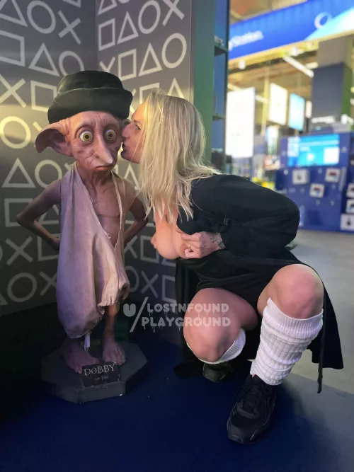 Since I was a little girl i dreamt about meeting Dobby, now he even allowed me to flash my boobs, dreams do come true 🖤