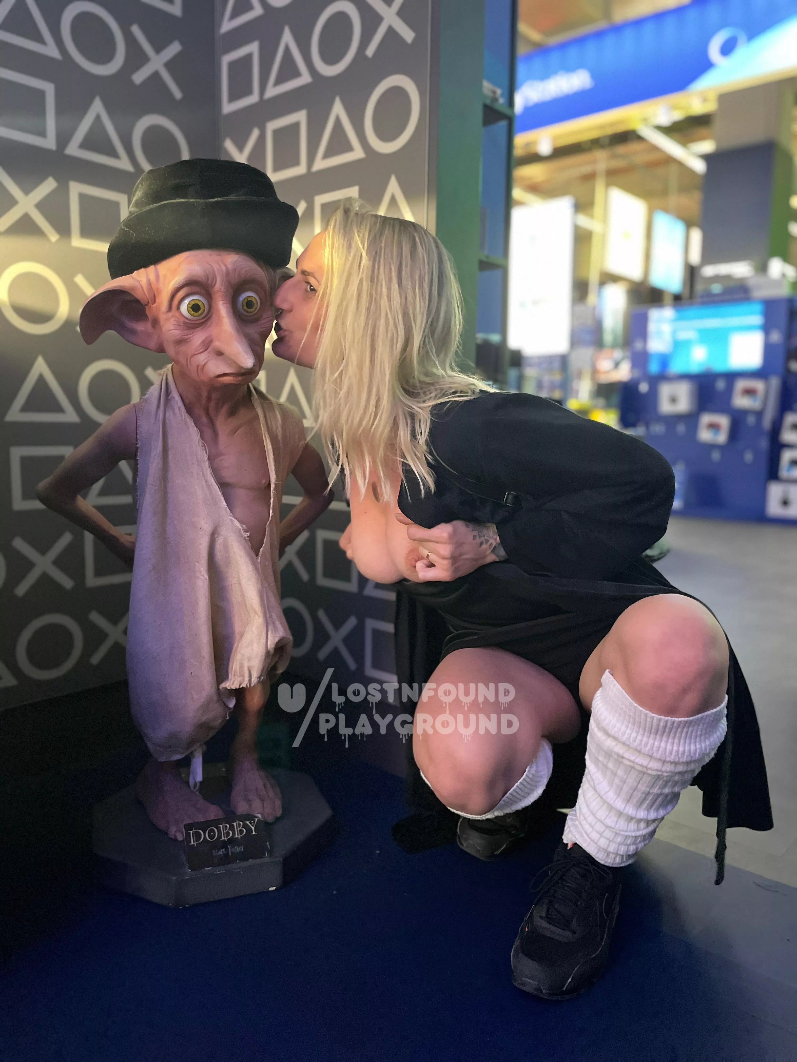 Since I was a little girl i dreamt about meeting Dobby, now he even allowed me to flash my boobs, dreams do come true 🖤
