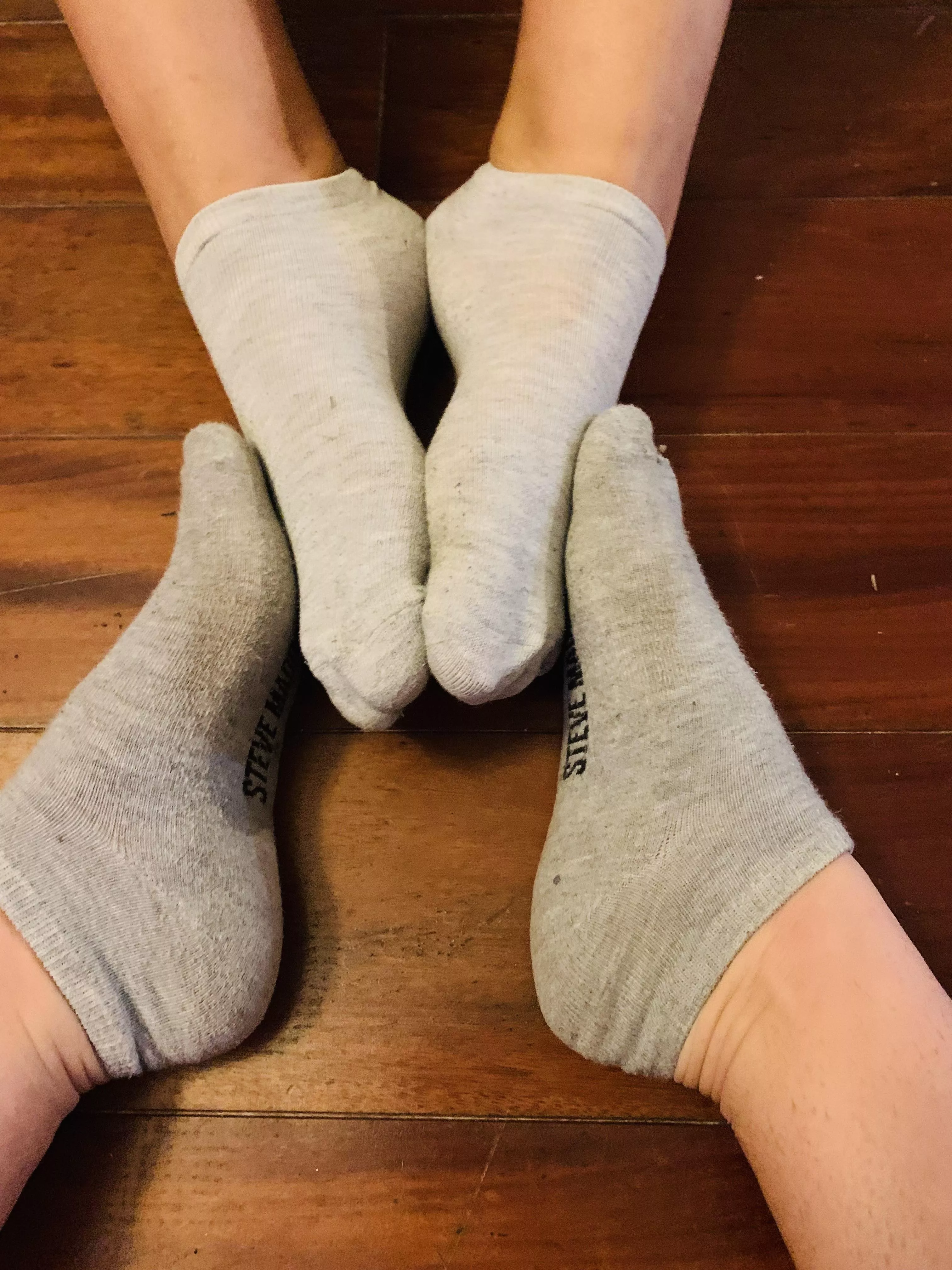 who wants to slide in between these feet ;) [selling] [US]