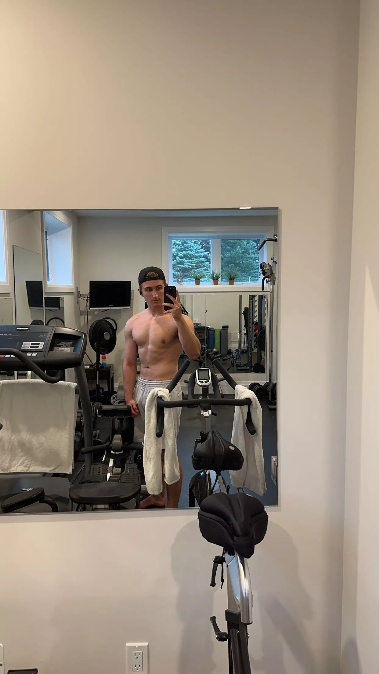 Would you help me out in the gym, like a good gym bro would?