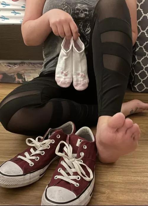 Back from the gym 🥵 my sweaty socks are “fresh” off my feet and are going into your mouth. Bon appetite 🥰