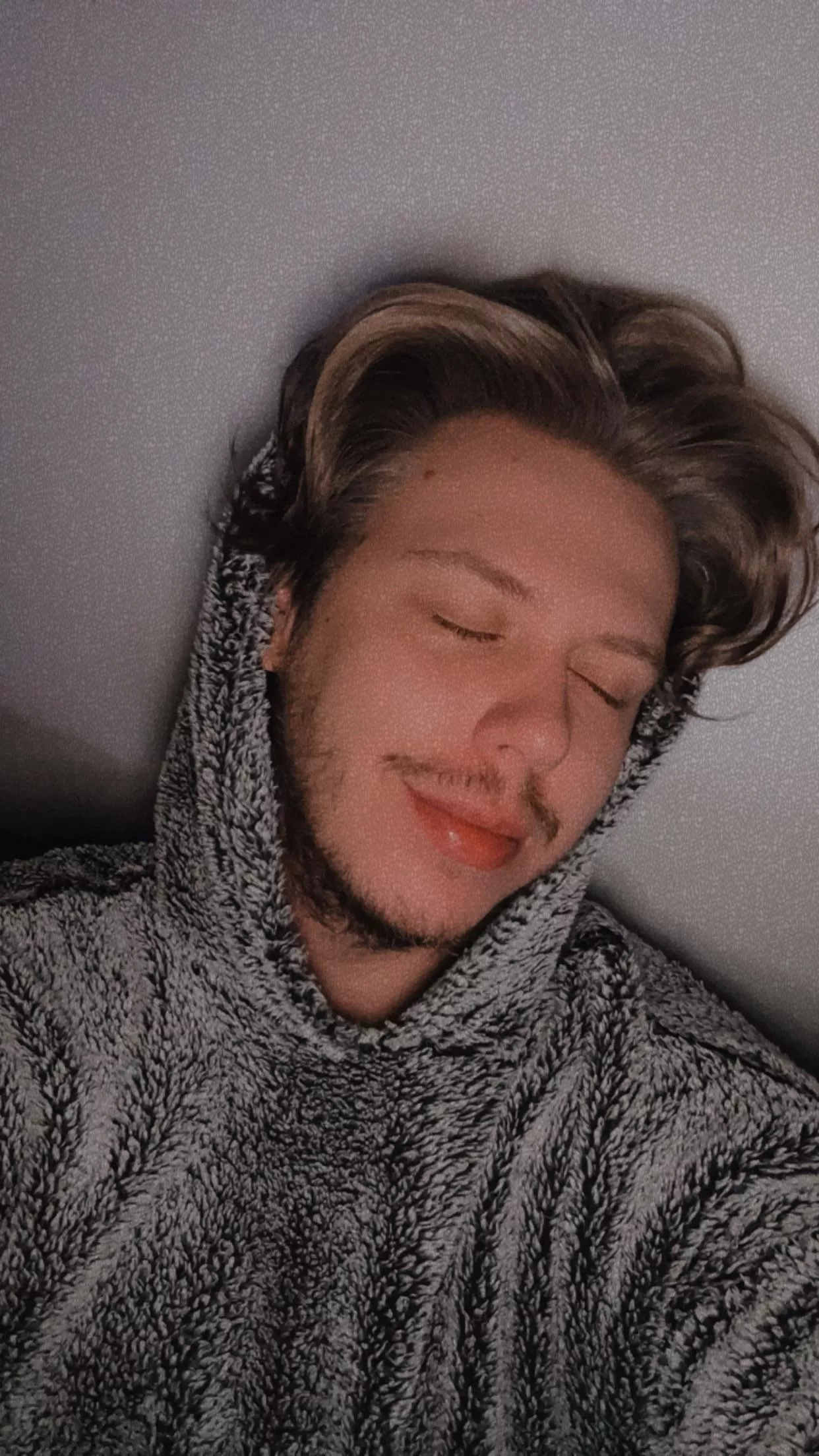 Bored and open for new friends :3