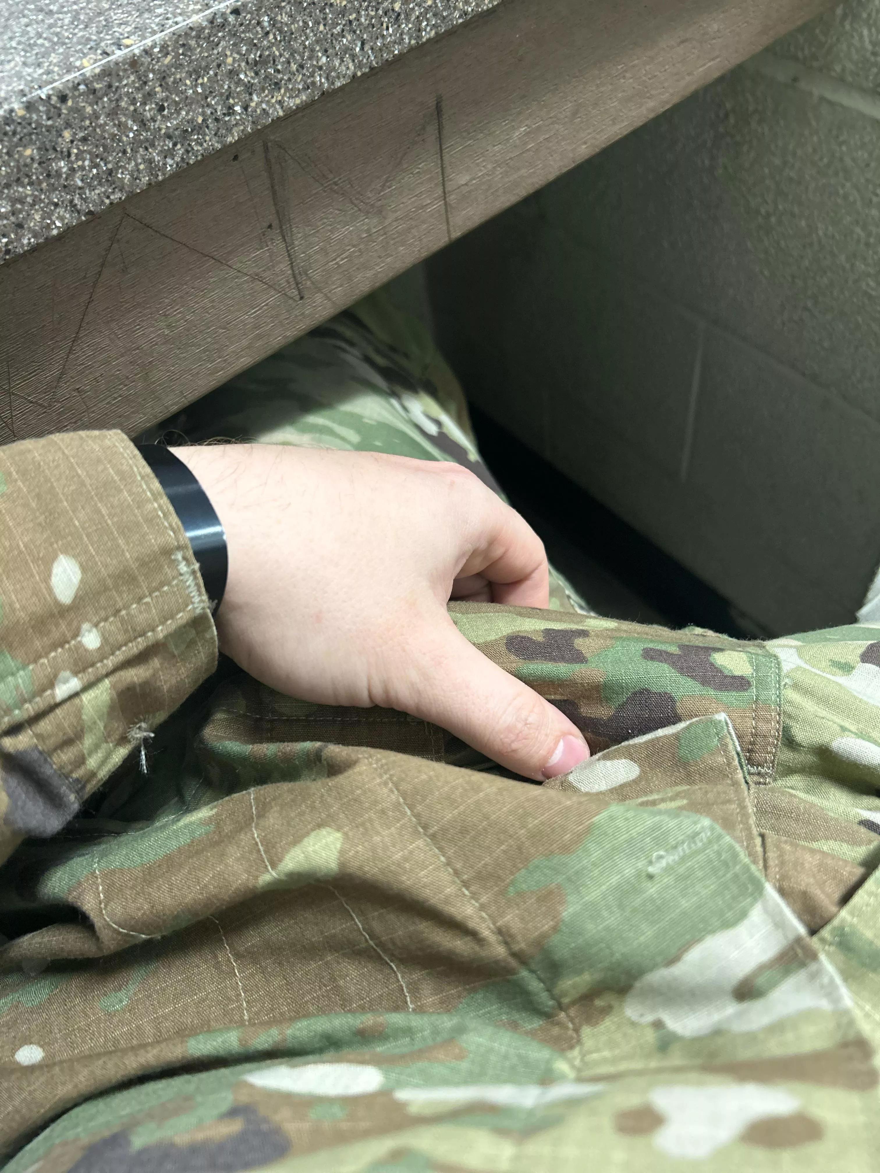 Bored on CQ anyone wanna get under the desk? (M28)