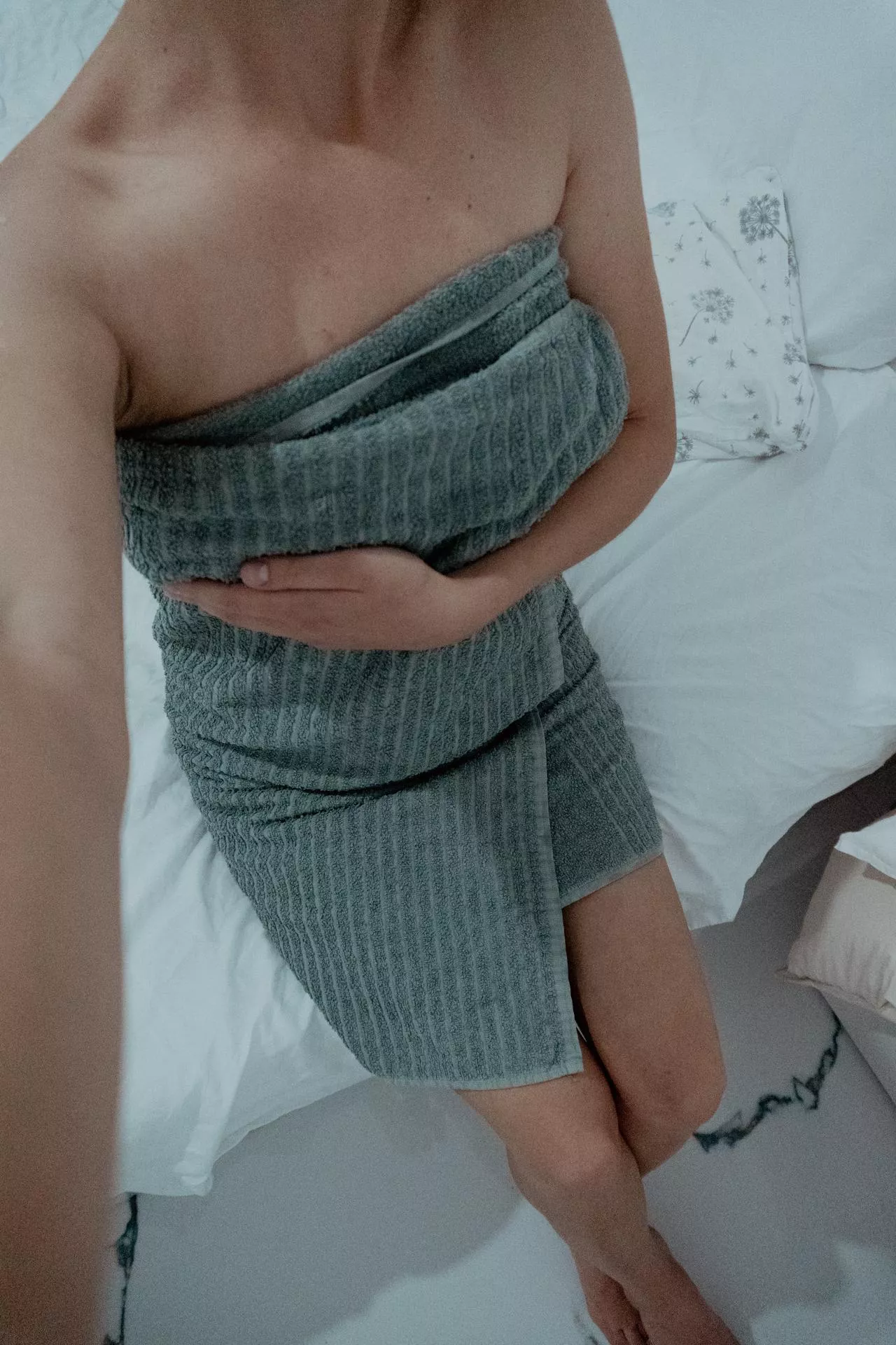 clean and fragrant, my hair is wet but I guess it won't bother you