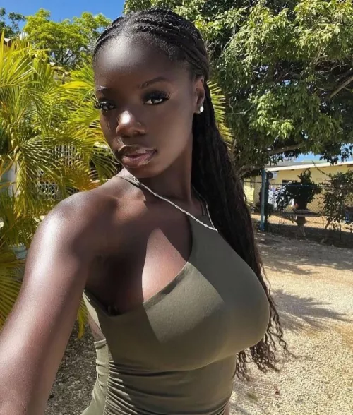 Dark-skinned beauty
