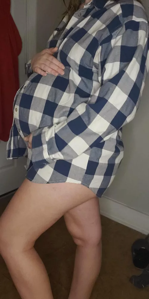 How does a preggo girl look in plaid?