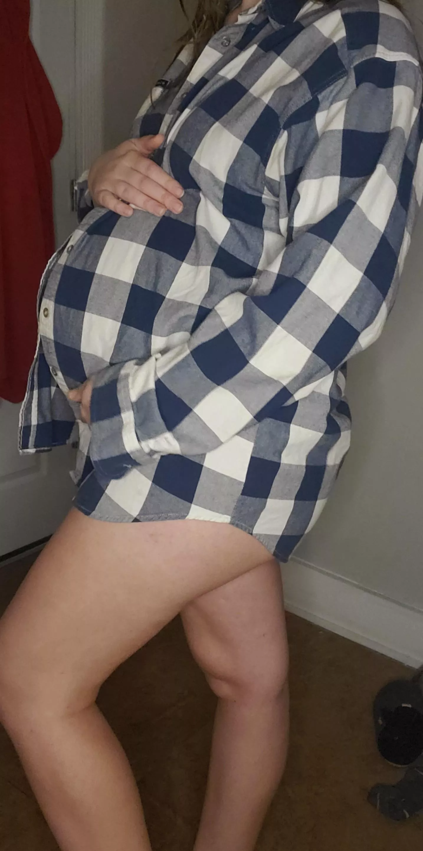How does a preggo girl look in plaid?