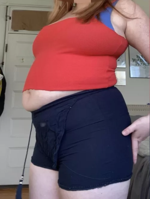 I love the way my belly peeks out now ☺️🐷