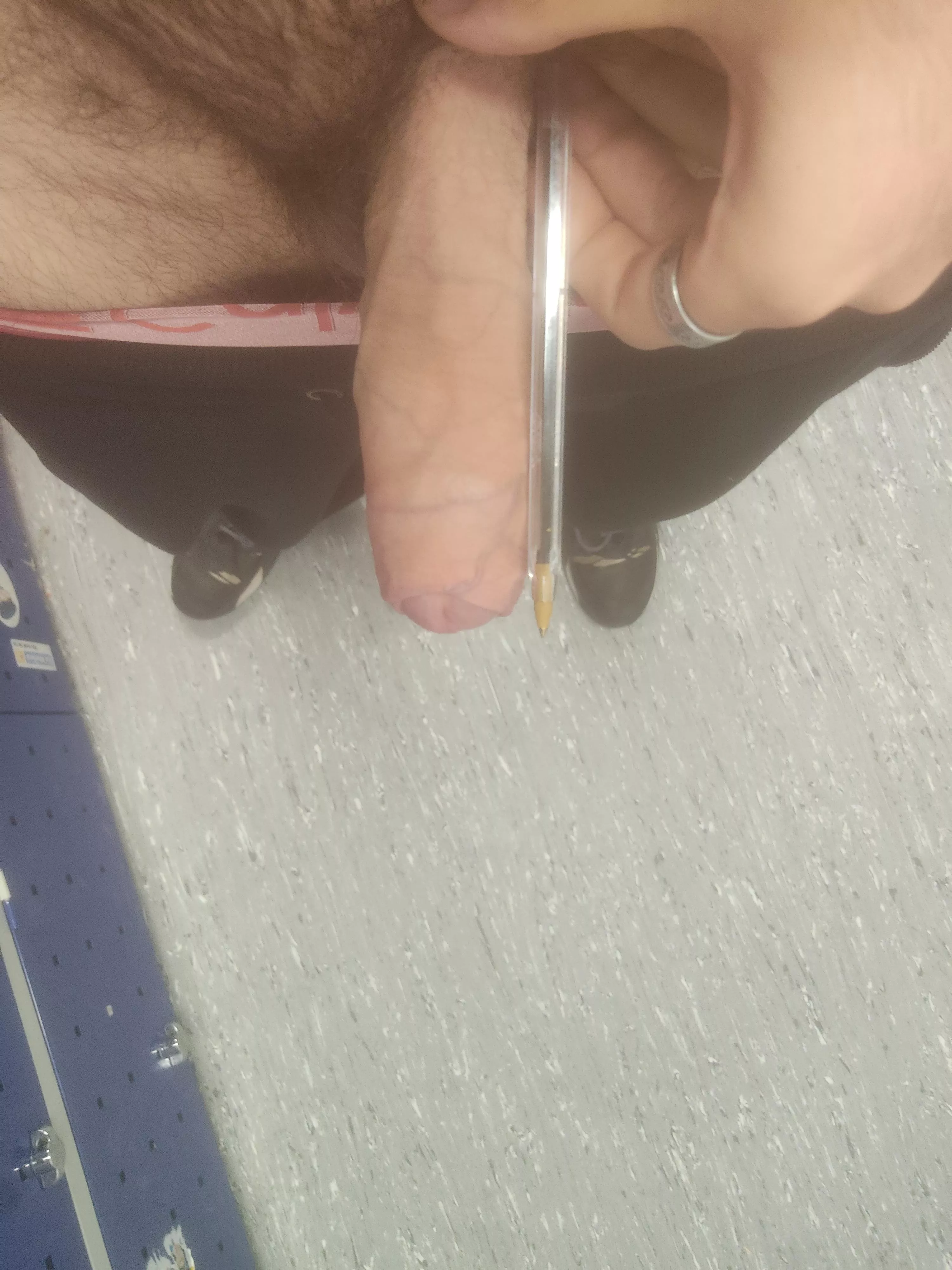 I'm just as big as a bic pen... I'm definitely not the biggest one here😓