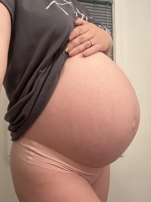 I’m usually quite petite, but this pregnancy 🤯 any guesses on how many weeks?