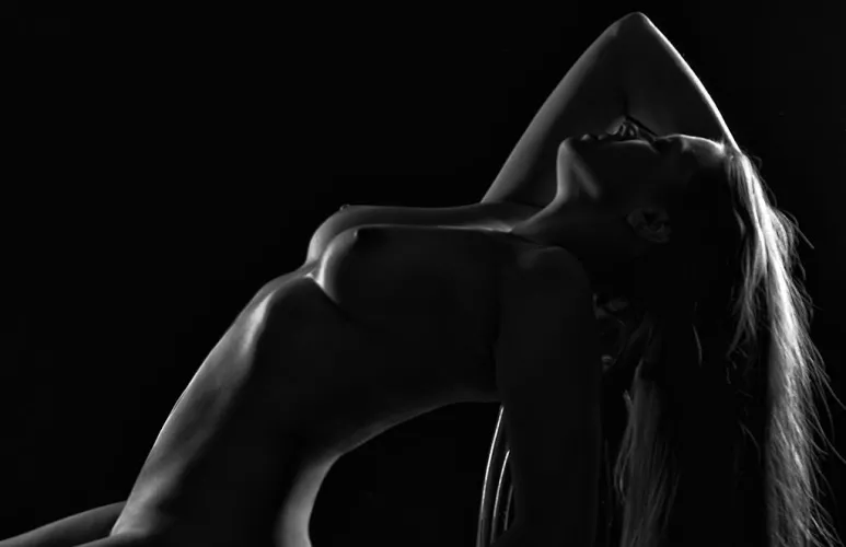 Sensual curves in a timeless silhouette