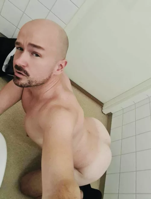 When the urge to show my ass off strikes, but still at work… 🤷🏼‍♂️🍑 Think my boss would approve? 🤔