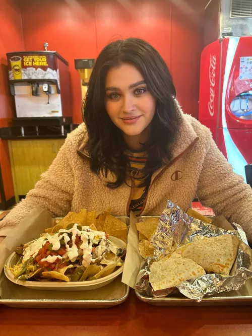 Would you take me on a date and let me eat with my hands only? 🤤🐖