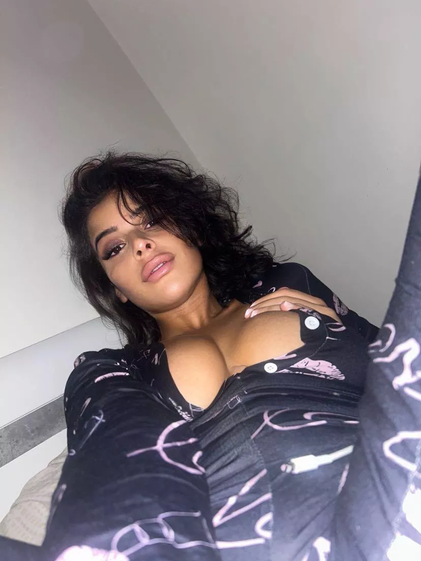 24yrs old brunette babe IUTR