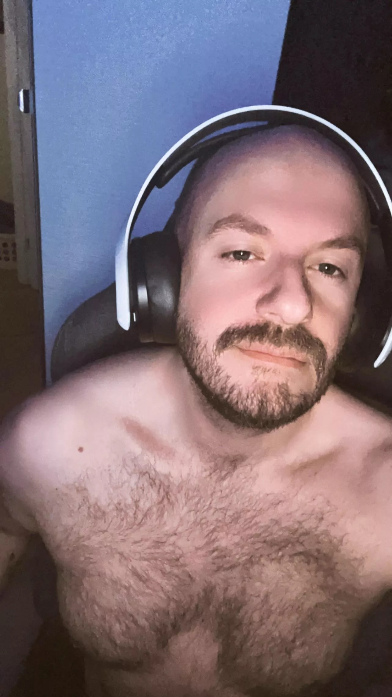 Am I the only one who play games shirtless?😅