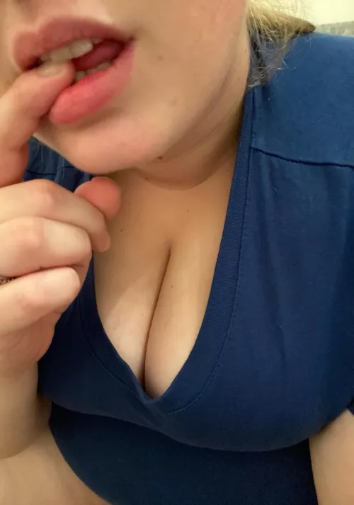 Anyone able to make my day less boring? 😜