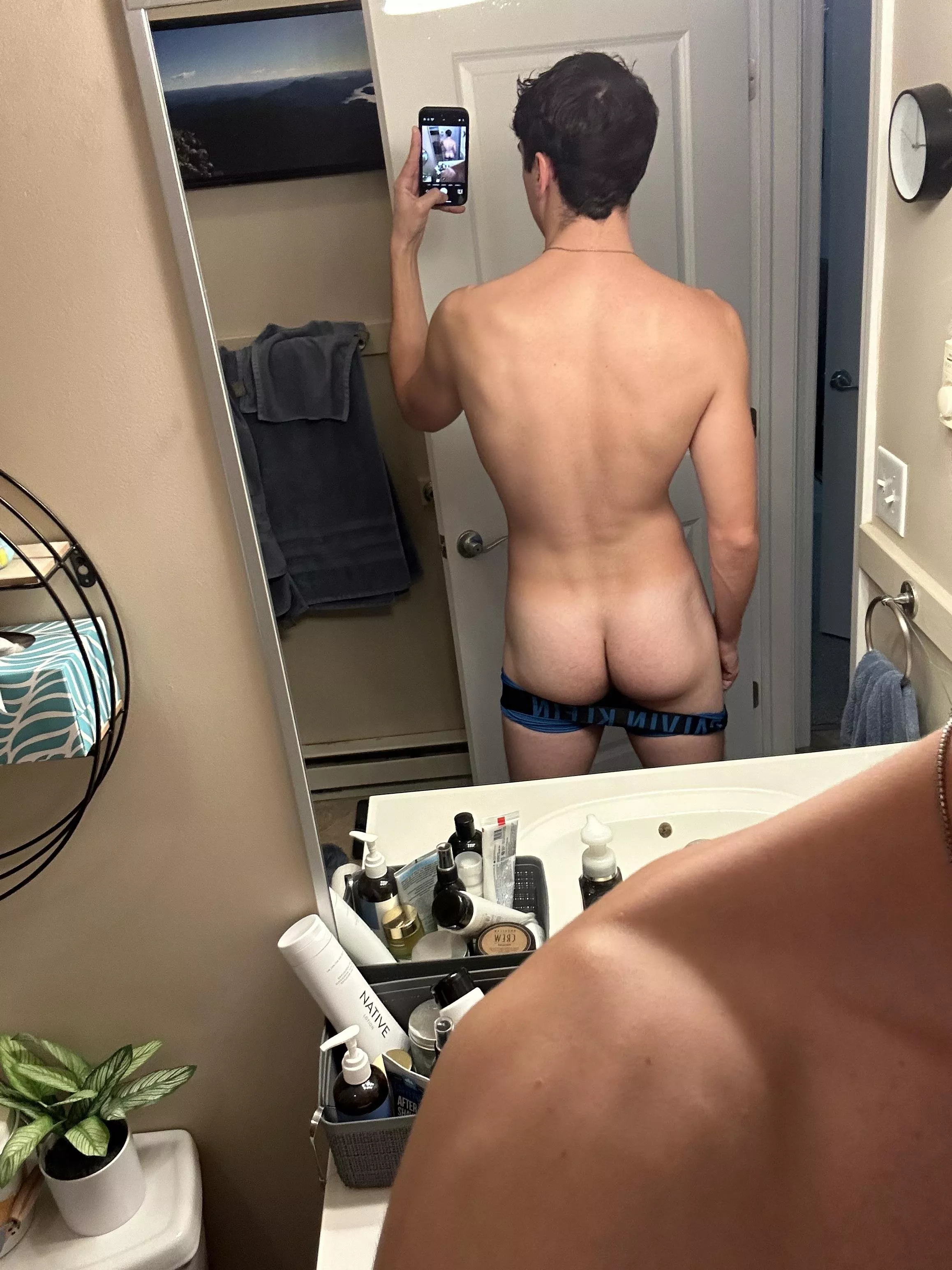 Does this count as a cute guy butt?