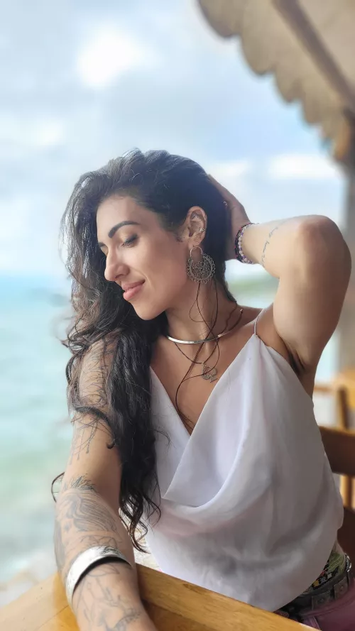 F33 Having a date by the sea