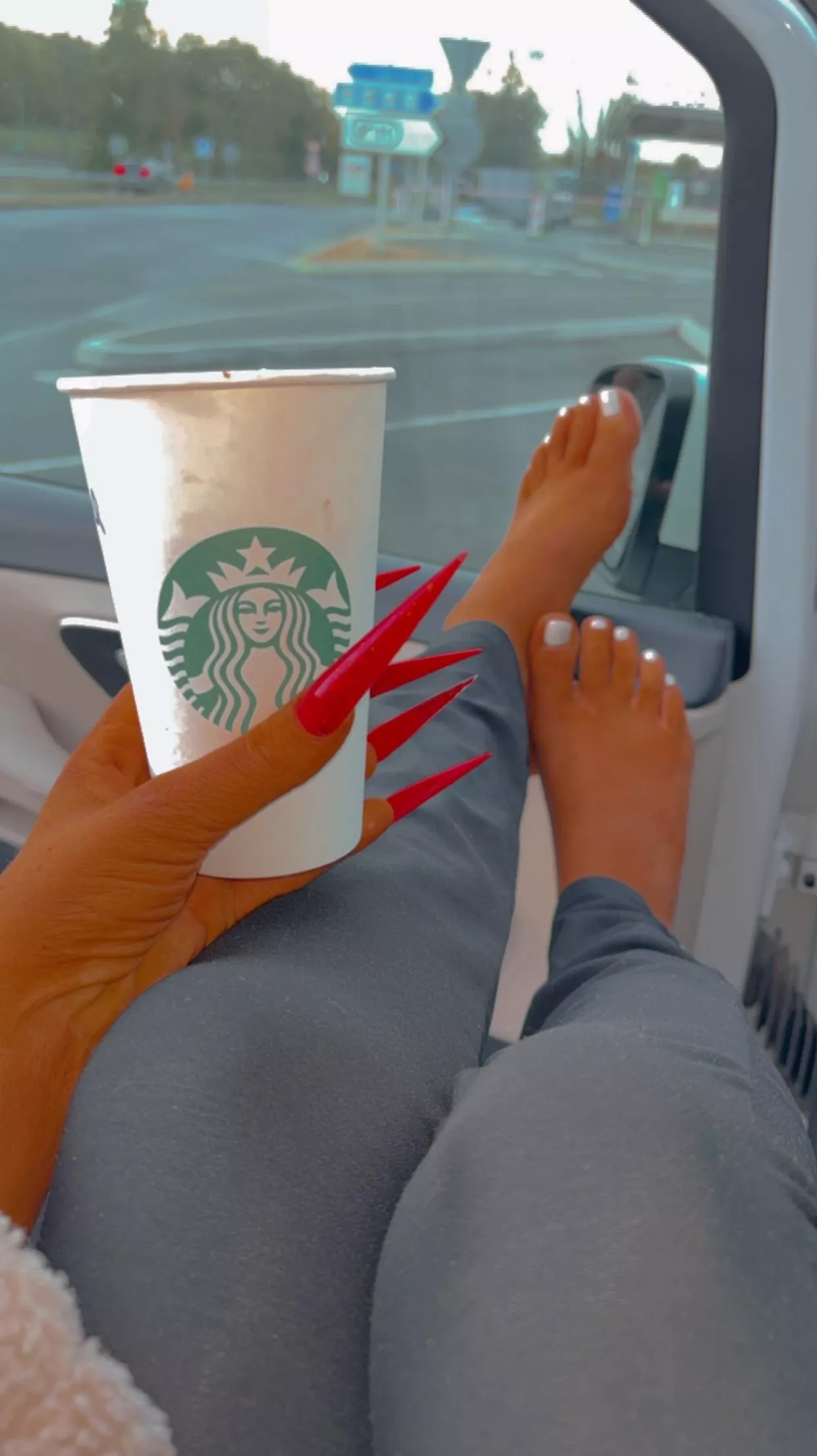 Good morning from my perfect nails 💅