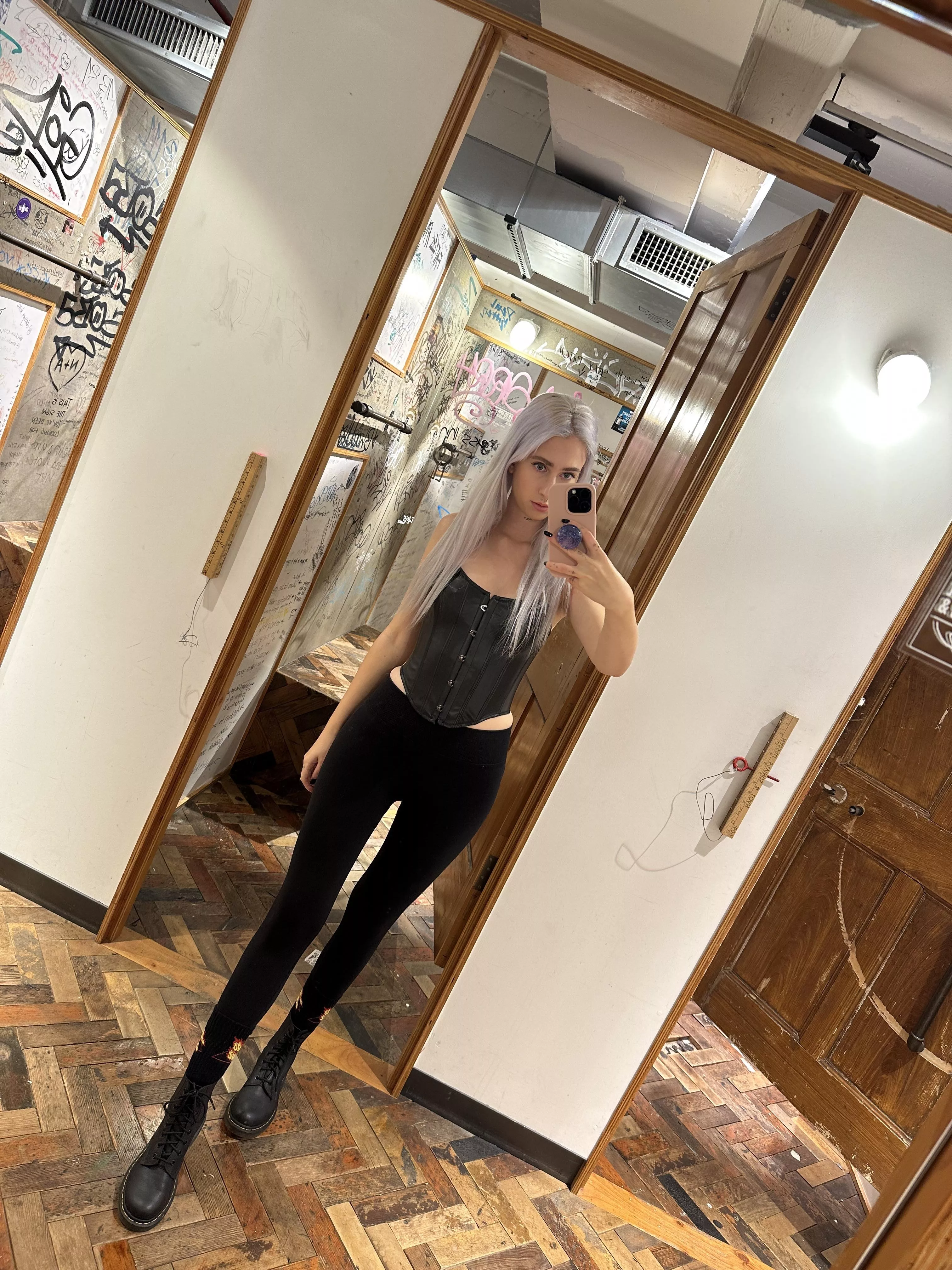 I heard submissive guys are into leather 🖤 [domme]