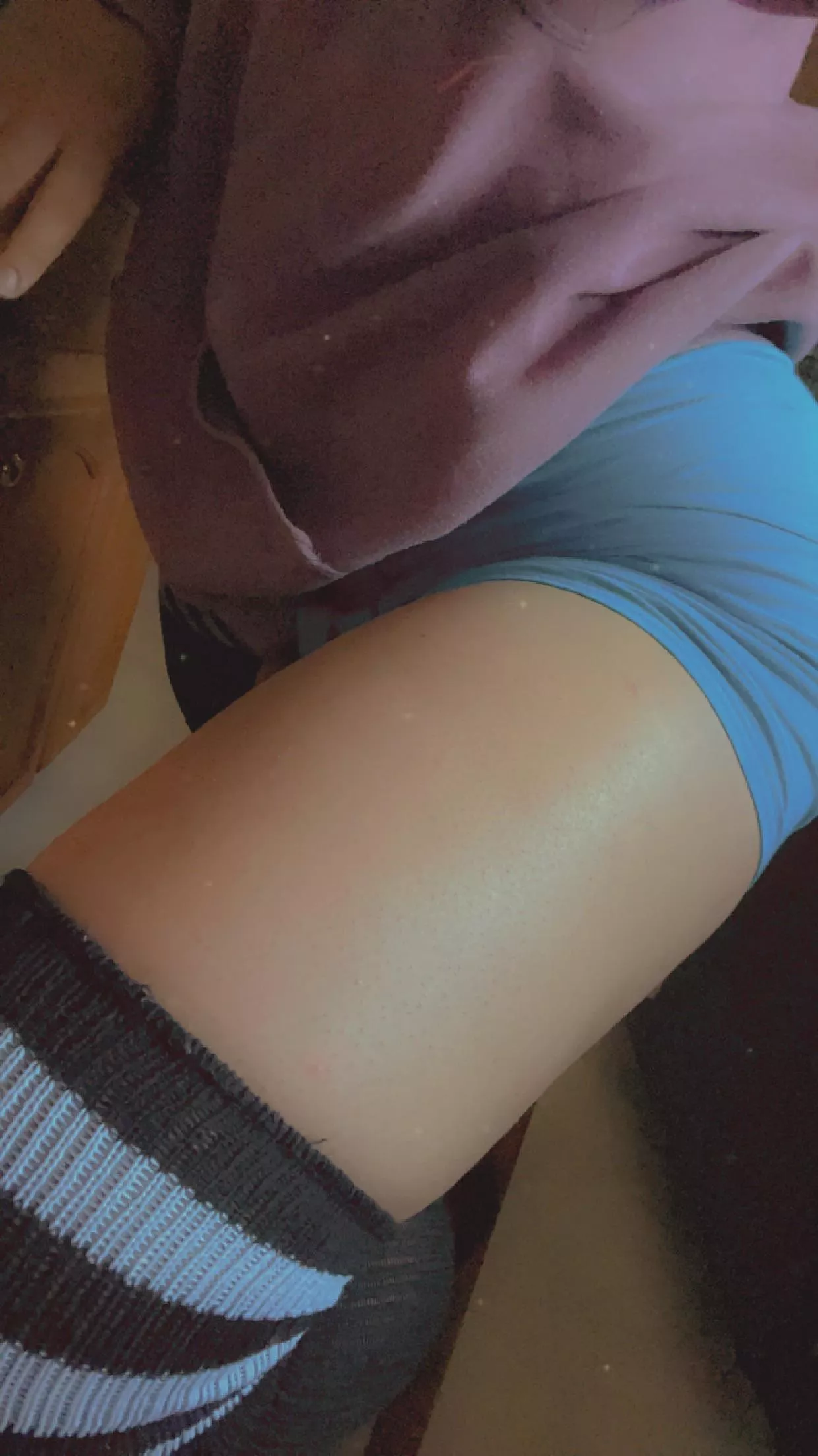 I kinda like the reflection of light on my thigh! :3