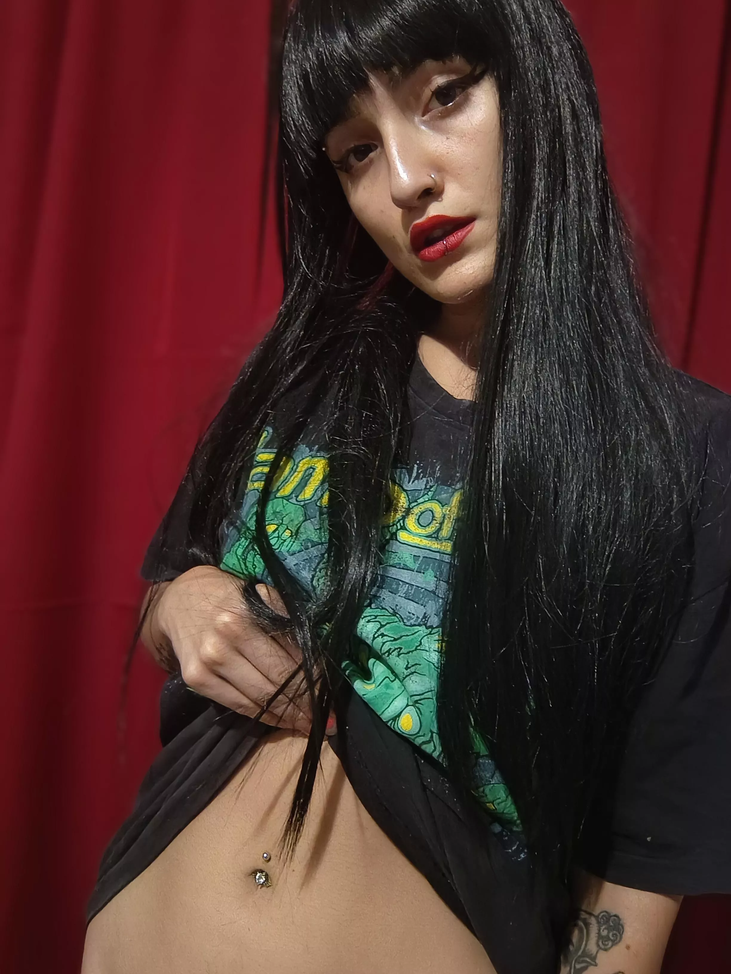 I show you my navel so you can kiss it