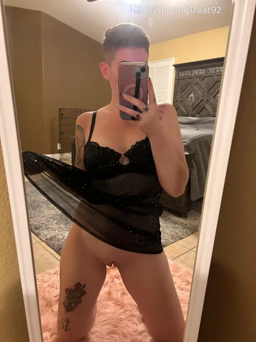 I think this milf forgot her panties.