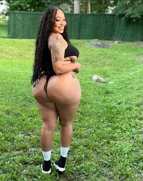 I want her to squash my face with that ass