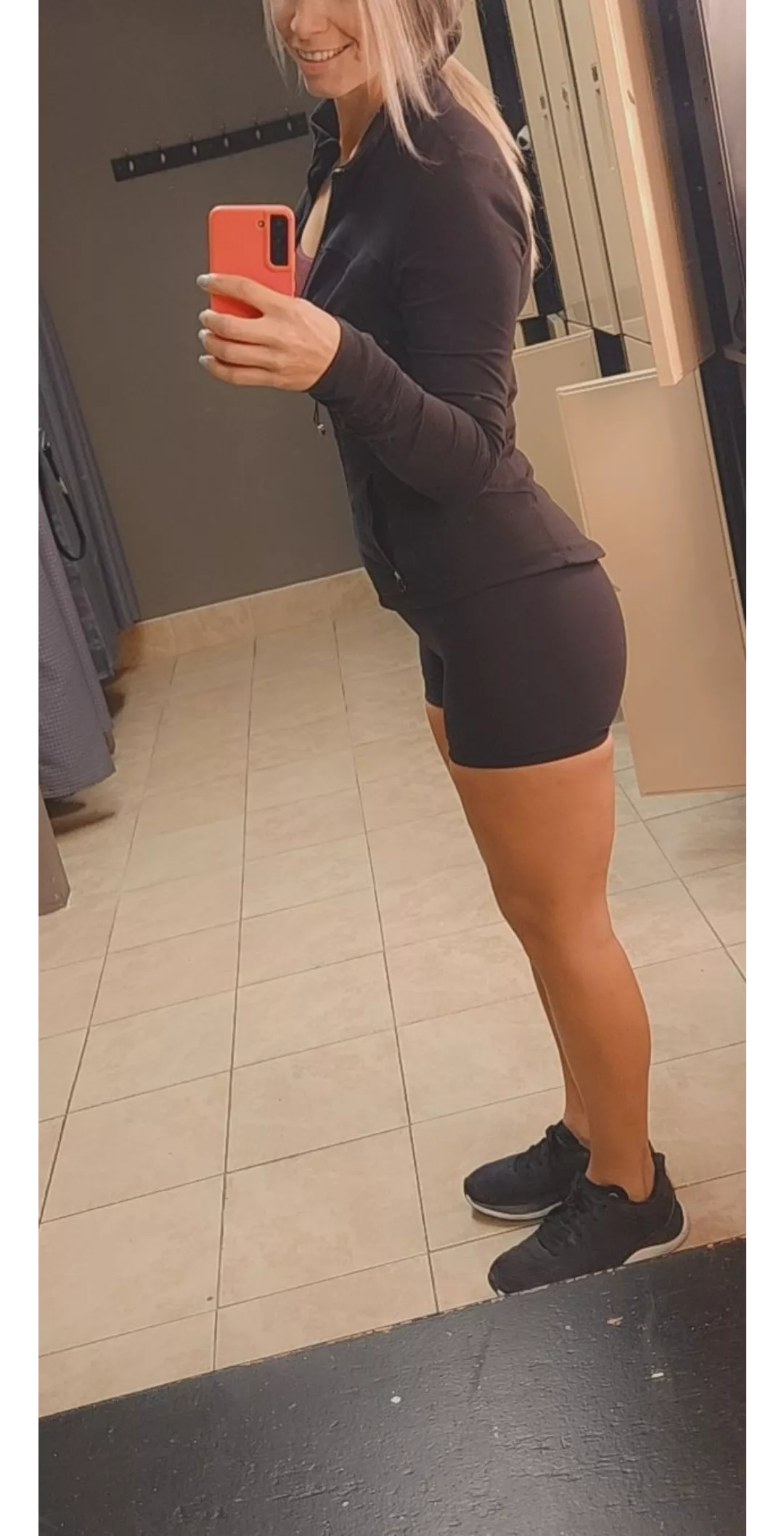 Leg day had my legs shaking 😈 (f)