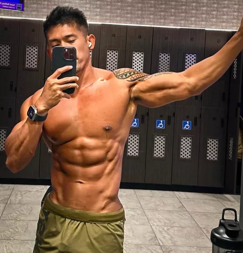 No judgement zone? What planet is that a thing in a gym lol.