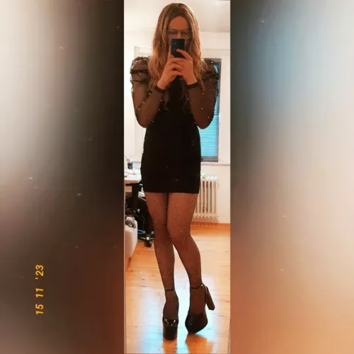 platform heels and a black dress always go well together 😍✨️