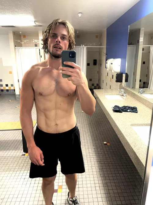 Shameless sweaty gym selfie