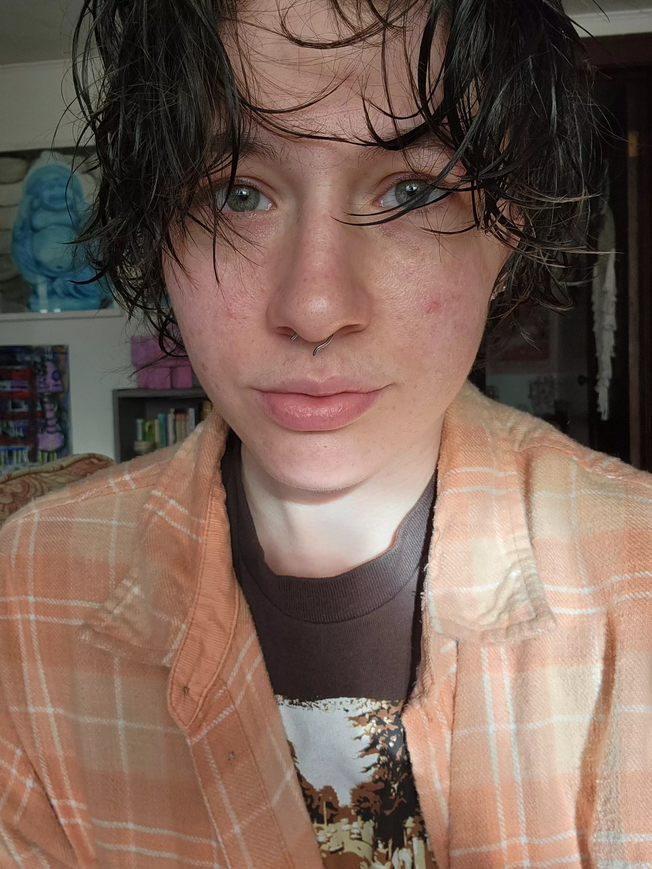 This boi is freshly showered and ready for their guitar lesson 😌