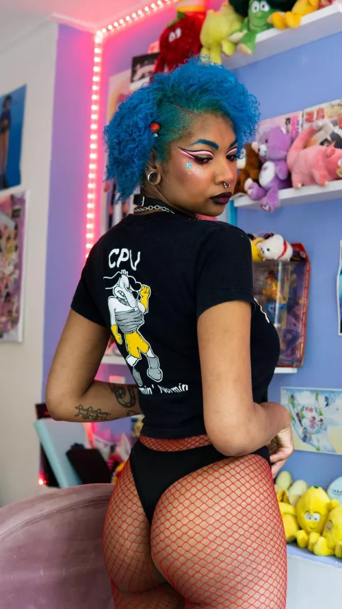 when i get new fishnets, i always pre-tear a hole in the middle for ~ reasons ~