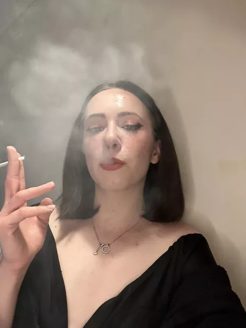 Would you inhale Mommy’s second hand smoke?✨