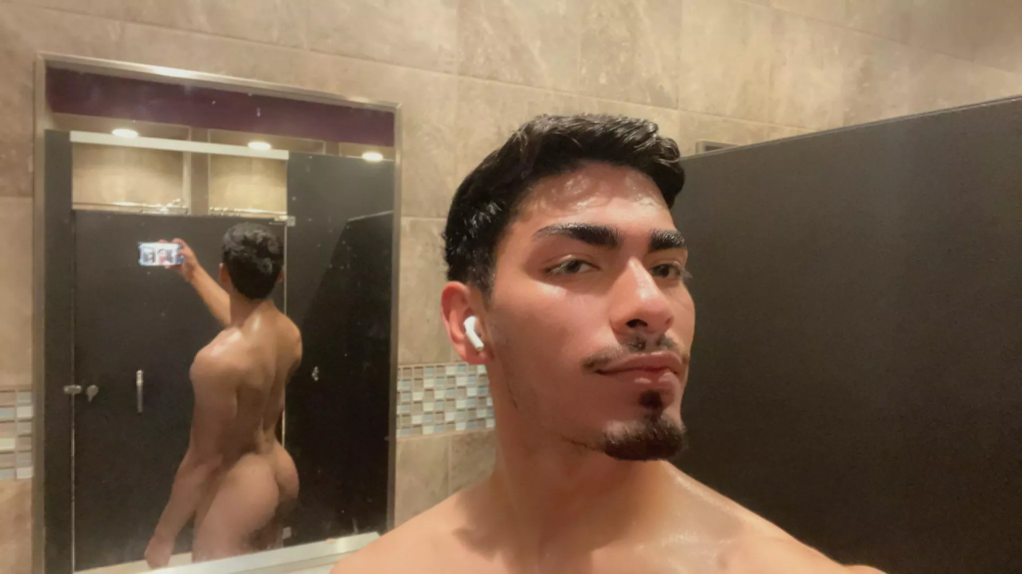 Y’all do naked selfies too ?