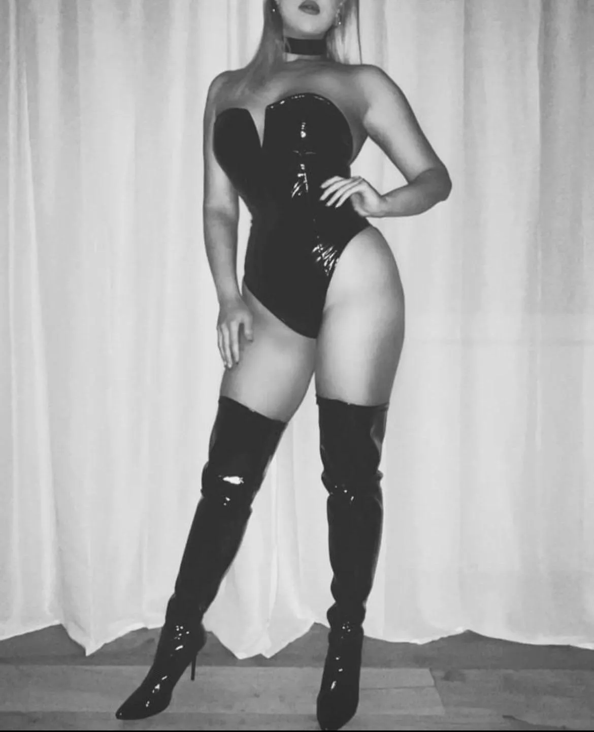 Beg at Mistress’ feet 👠 [F]