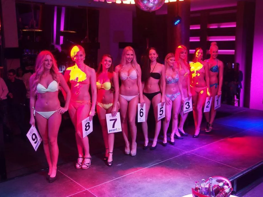 Catwalkgirls in Bikini Number on plate