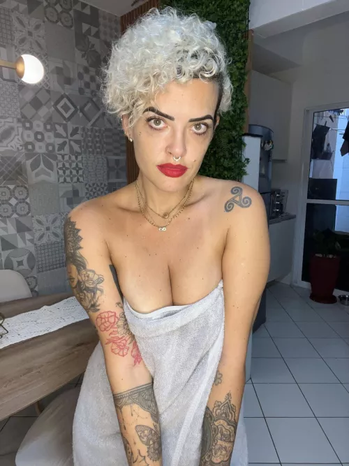 Do you like my red lipstick?