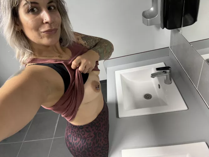 Doing fast to put my boobs off in the gym 😄