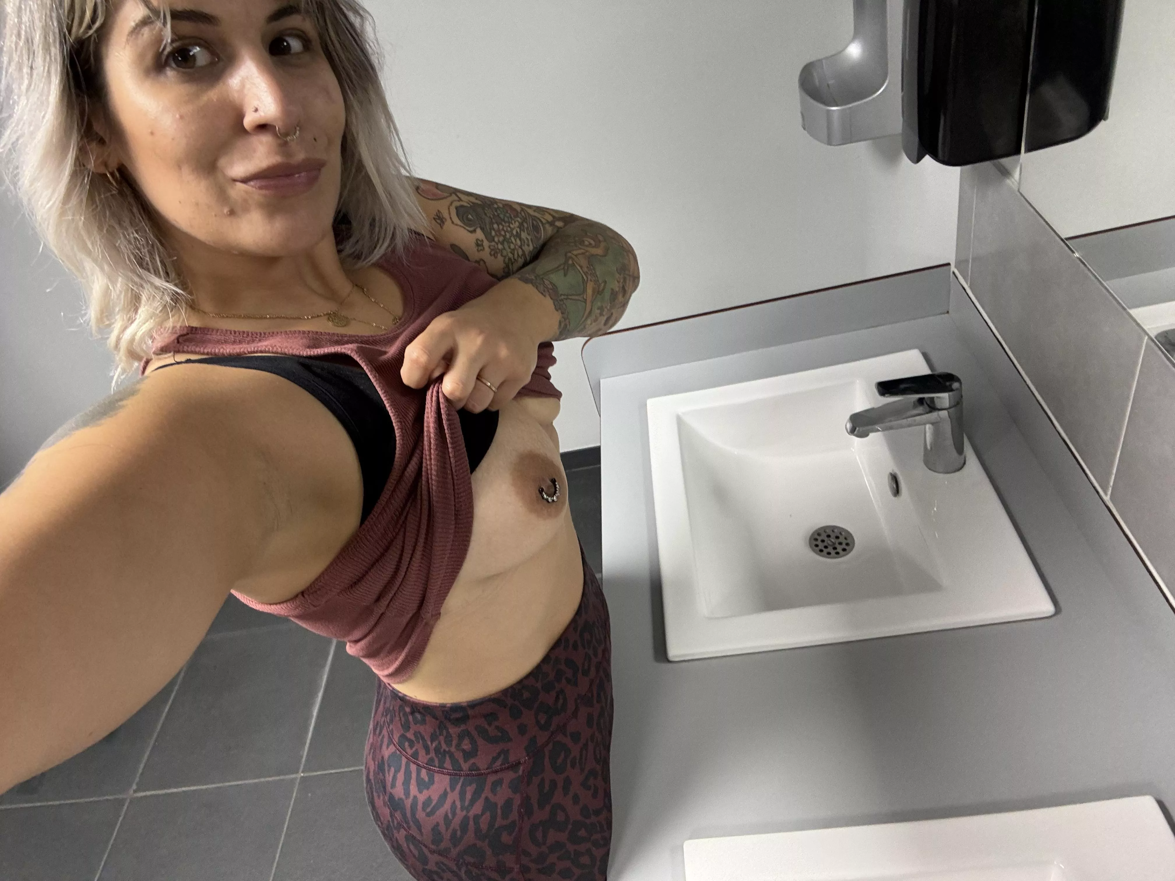 Doing fast to put my boobs off in the gym 😄