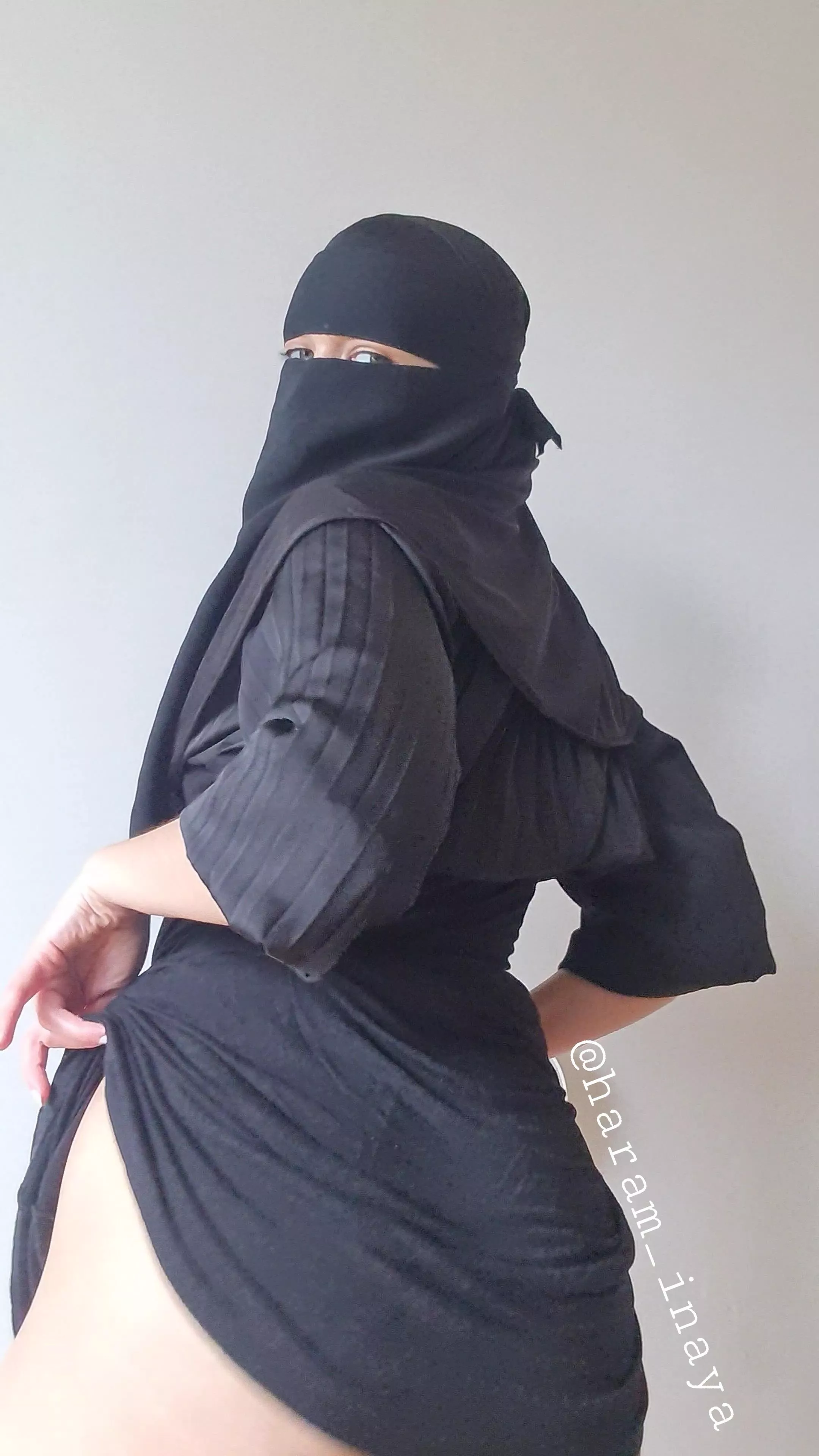 Dont mind a little sneak peek under my abaya