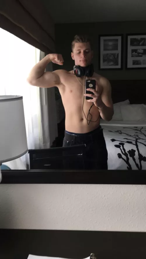 Flexing hard for you