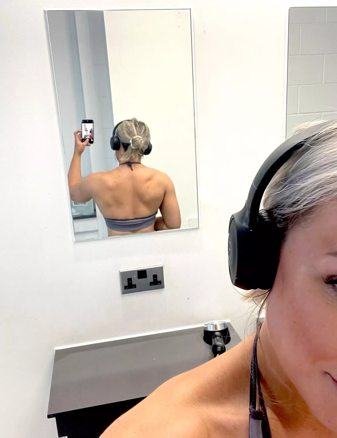 How do we feel about girls with back muscle?🤭 (F)