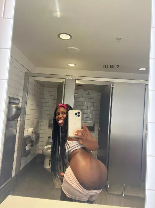 How I take public bathroom selfies