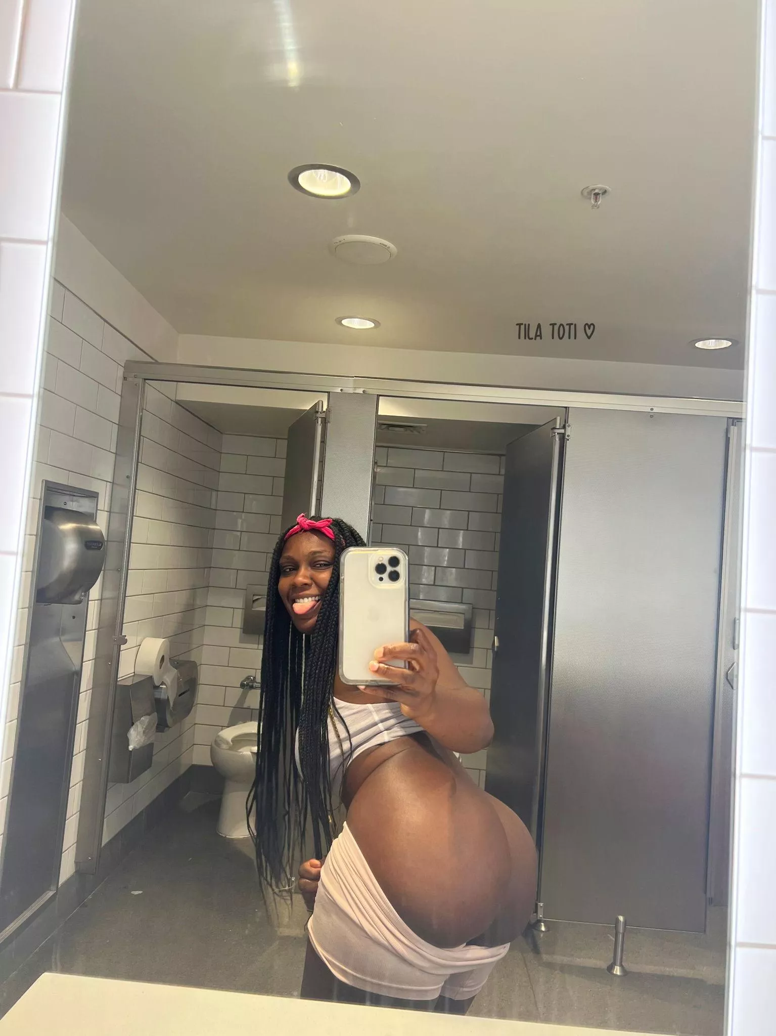 How I take public bathroom selfies