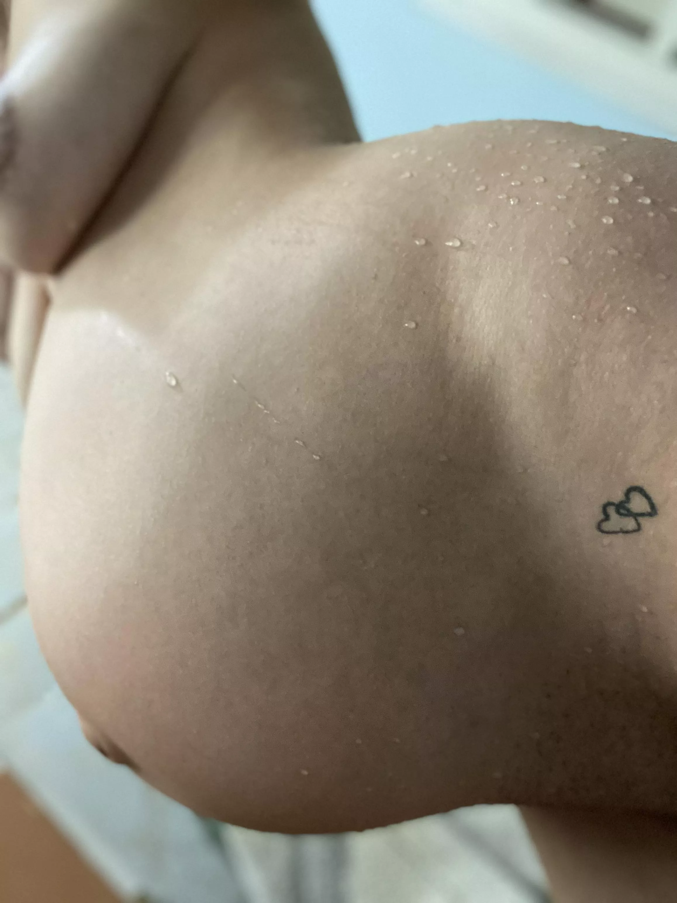 How’s my pregnant belly in this angle?