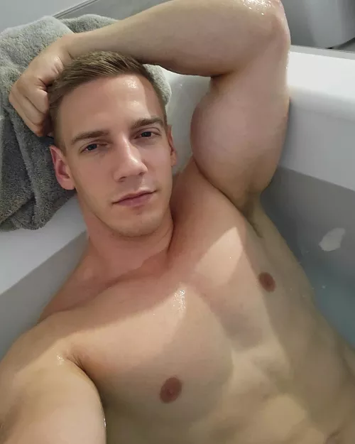 I love sending dick pics when Im in the bath 🛁🍆💦